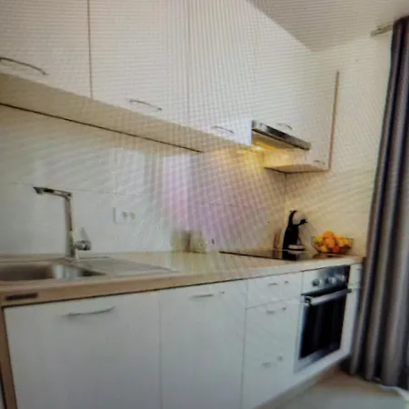 Modernly Decorated House In 아파트 *