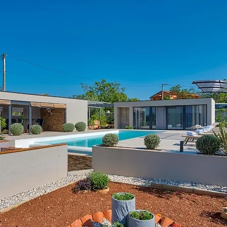 아파트 Modernly Decorated House In *