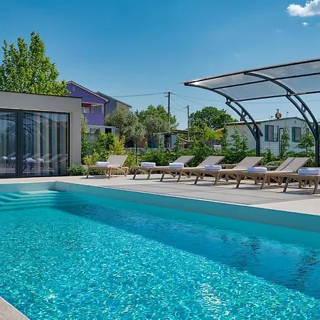 Modernly Decorated House In 아파트