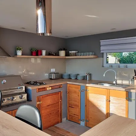 아파트 Modernly Decorated House In 풀라