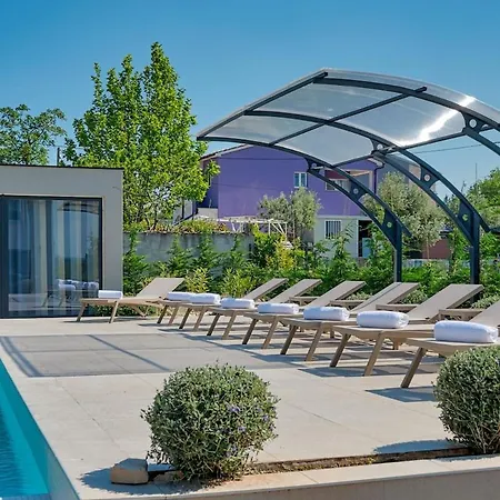 아파트 Modernly Decorated House In 풀라