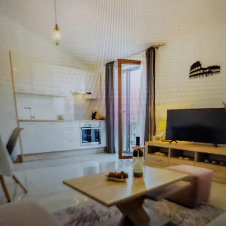 Modernly Decorated House In 풀라