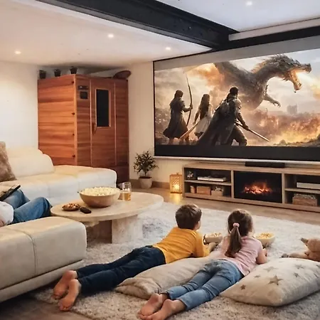 Modernly Decorated House In 아파트 풀라