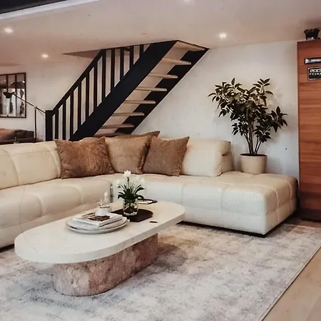Modernly Decorated House In 아파트