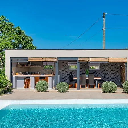 Modernly Decorated House In 아파트 풀라