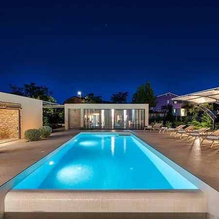 아파트 Modernly Decorated House In 풀라