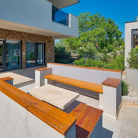 Modernly Decorated House In * 풀라