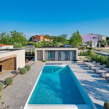 Modernly Decorated House In 아파트