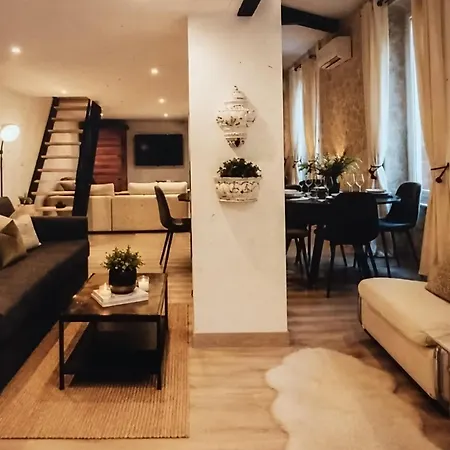 아파트 Modernly Decorated House In 풀라