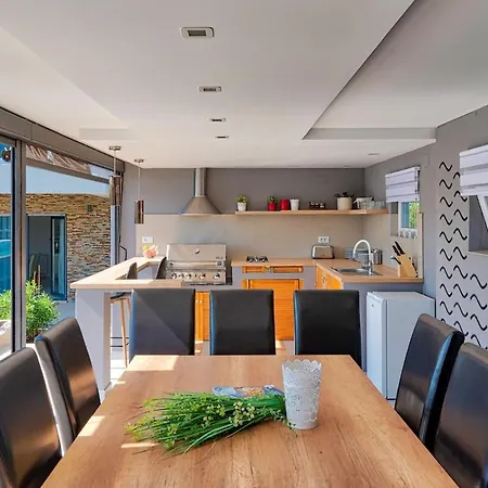 아파트 Modernly Decorated House In 풀라