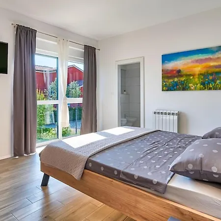 Modernly Decorated House In * 풀라