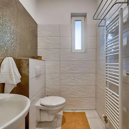 Modernly Decorated House In 아파트 풀라