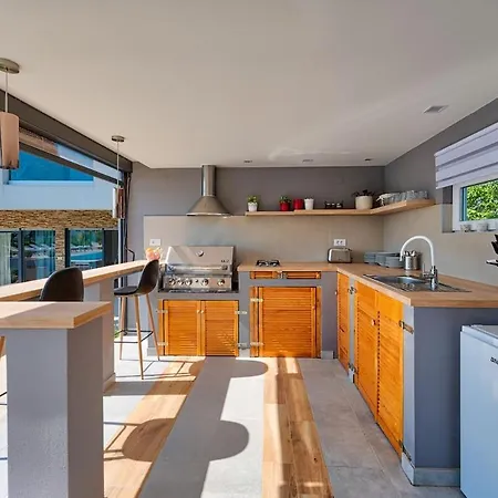 Modernly Decorated House In * 풀라